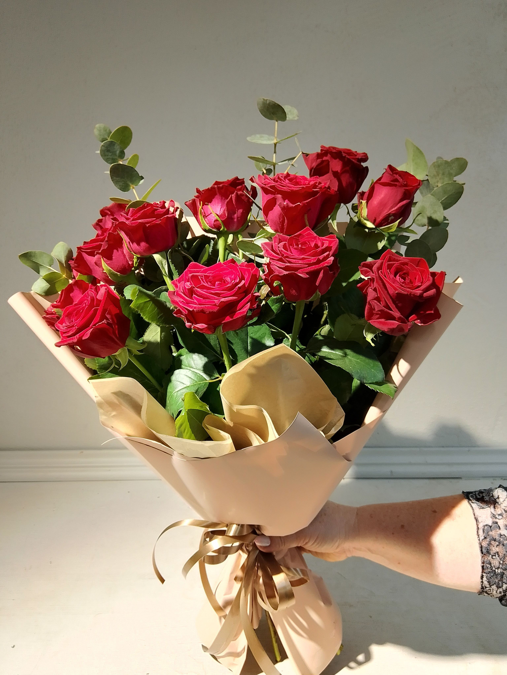 Гвоздика бывает стильной в букете с эвкалиптом (М0020)