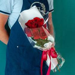 Букет из 7 красных роз Эквадор в оформлении