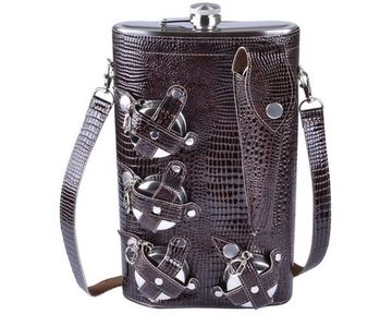 Большая фляга туристическая в кожаной сумке-чехле со стопками, 8 предметов