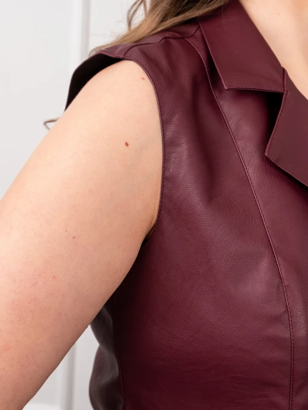 Жилет кожаный офисный