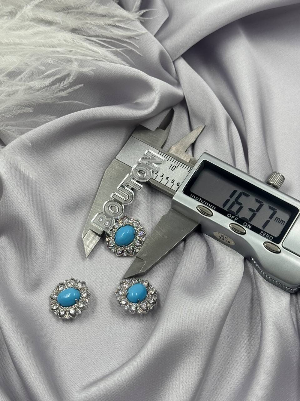 Пуговицы серебристые в форме цветка с горным хрусталем и голубым (бирюзовым) камнем