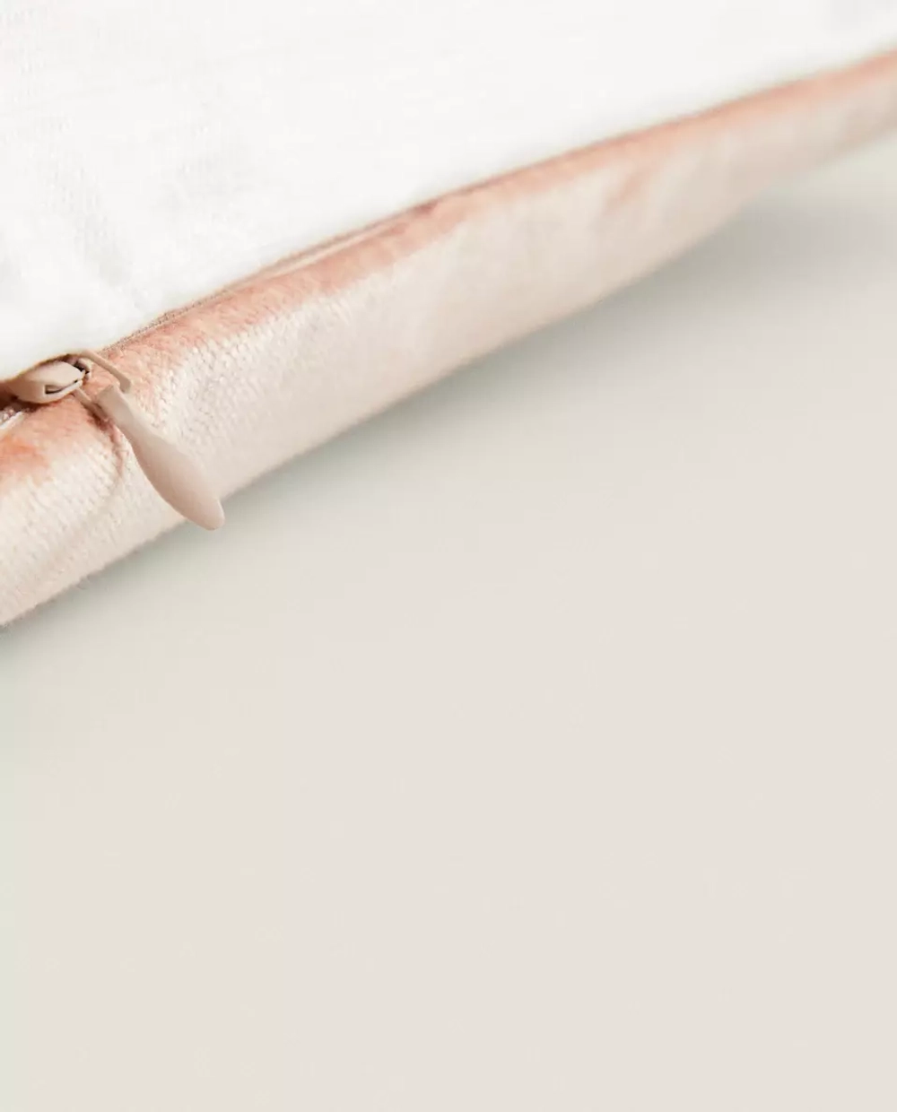 ZARA HOME ХЛОПКОВЫЙ ЧЕХОЛ НА ПОДУШКУ С ЦВЕТОЧНОЙ ВЫШИВКОЙ, ЭКРЮ