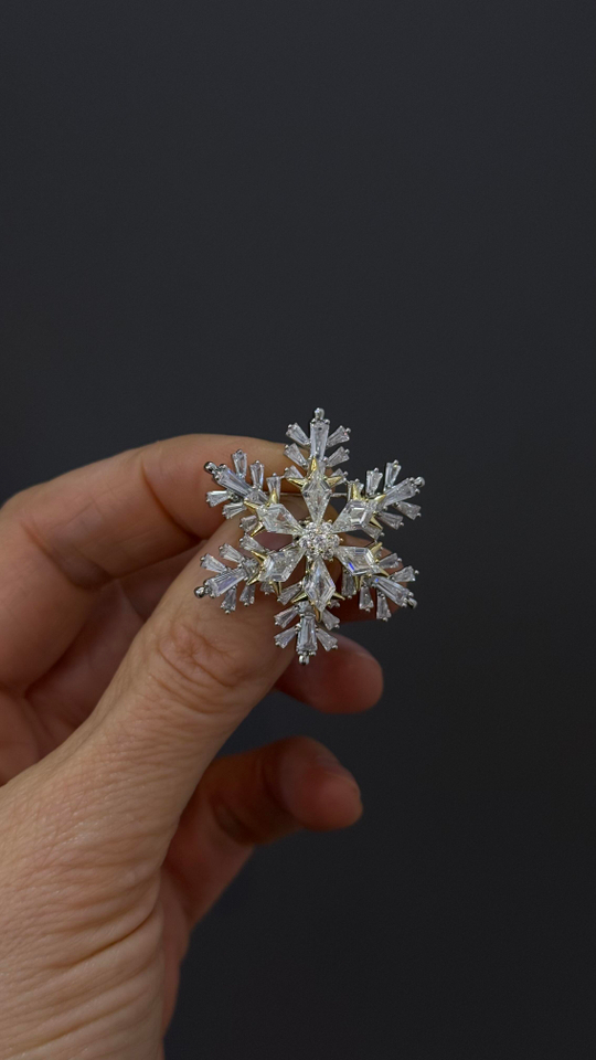 Брошь снежинка с цирконами, оттенок золото и серебро