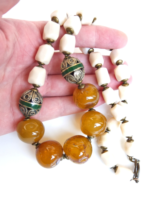 Бусы из крупного сердолика и белого коралла