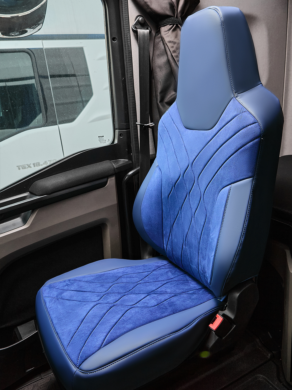 Чехлы Люкс MAN TGX, TGS с 2021 года без регулировки ремня безопасности водителя по высоте (экокожа, синий, синяя вставка)