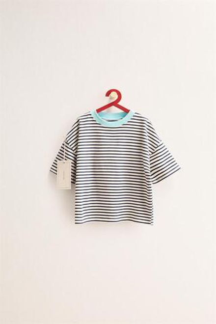 ZARA TIMELESS - ФУТБОЛКА В ПОЛОСКУ С КОНТРАСТНЫМ ВОРОТНИКОМ, ЭКРЮ/СИНИЙ