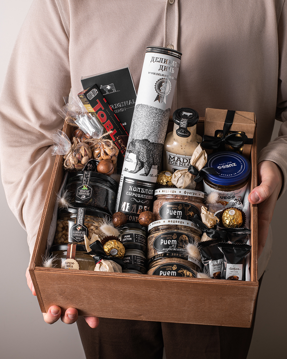 Подарочный набор в деревянном ящике с медом, орехами, деликатесами и дичью №2