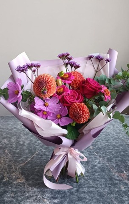 Яркий букет в сиреневых тонах с розами, георгинами и эвкалиптом