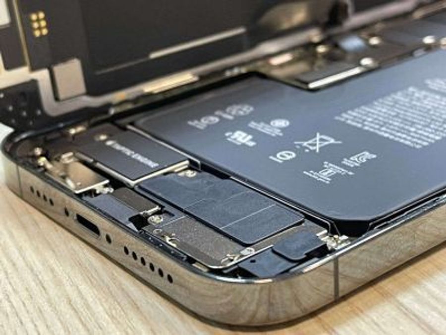 Функцию продления службы АКБ в iPhone проверили