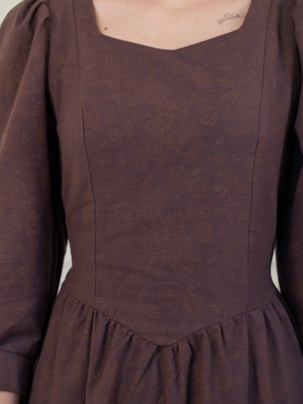 Платье с вырезом-сердечко