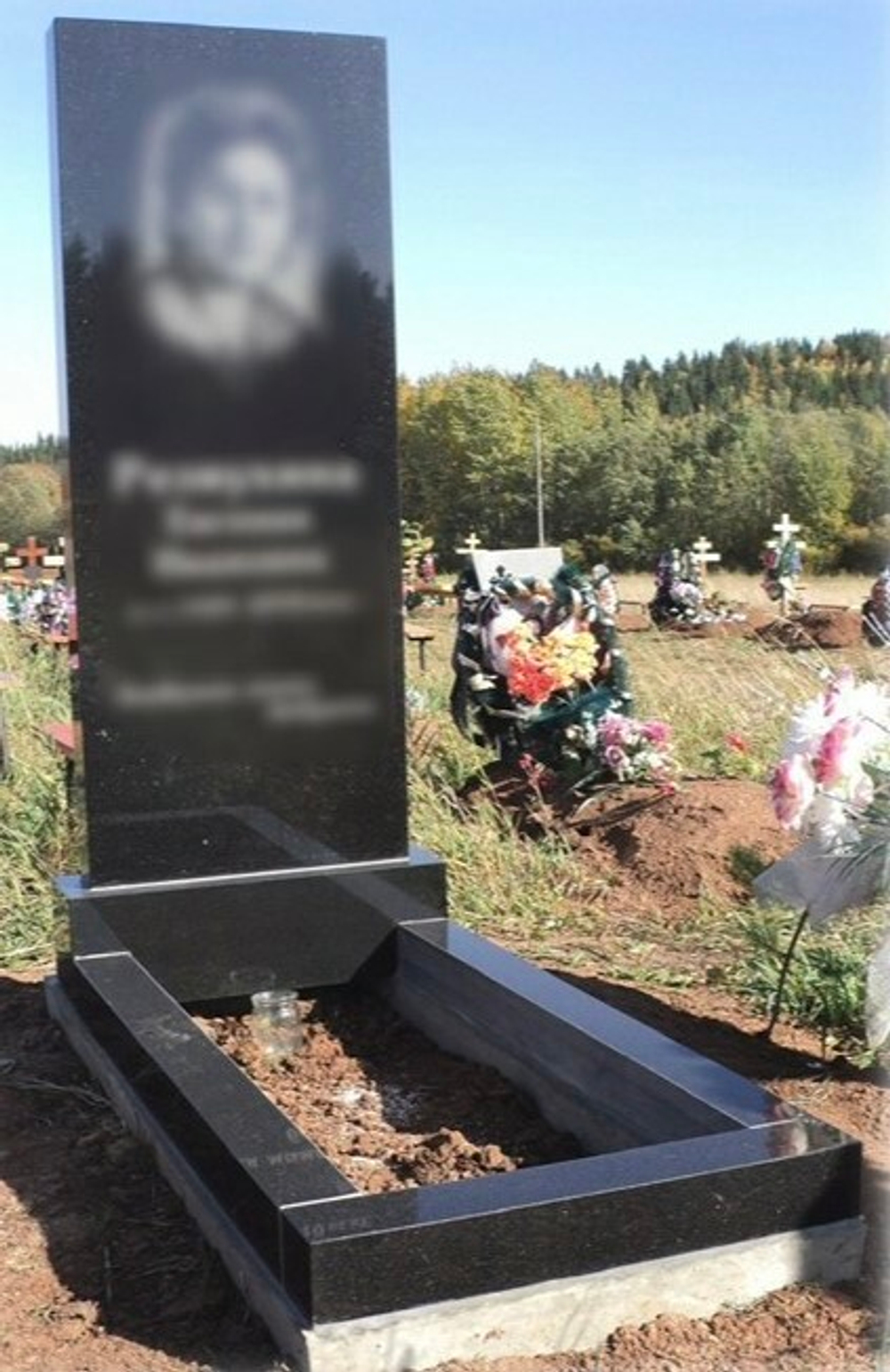 Памятник прямой гранит Карелия на ж/б раковине