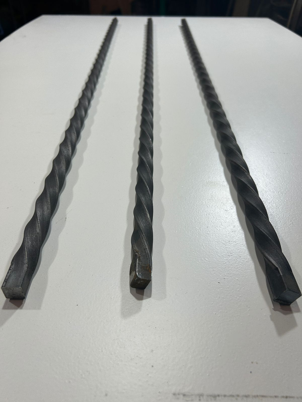 Кованый элемент торсион 1000мм квадрат полнотелый 14х14мм