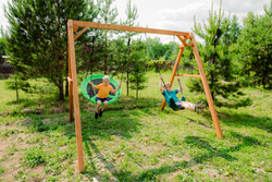 Деревянные качели с гипкими качелями и качелями гнездо Свиби