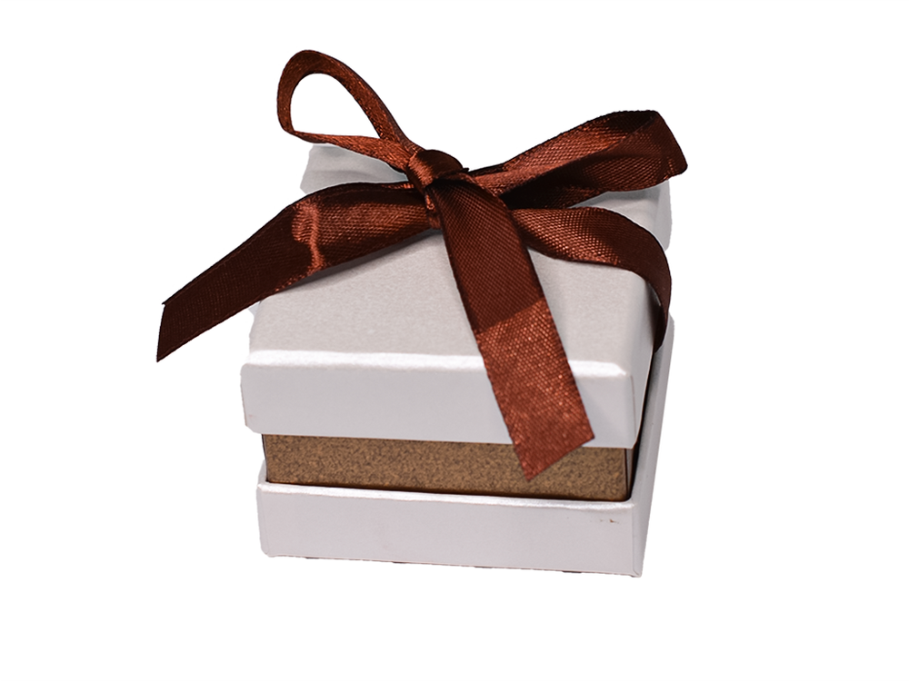 Коробочка с коричневой лентой универсальный (картон, крем)