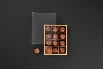 Упаковка с прозрачной крышкой для 12 шоколадных конфет