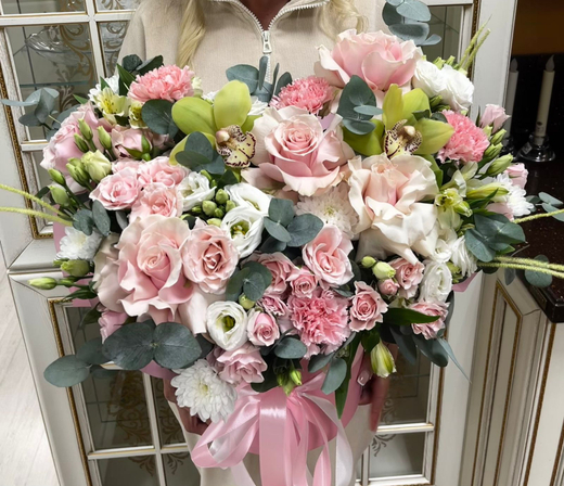 Композиция из роз и орхидей