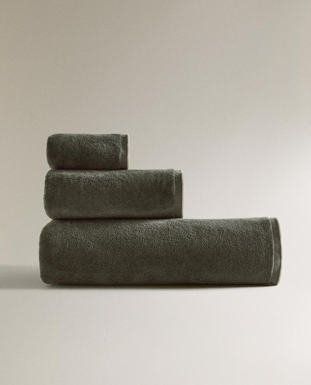 ZARA HOME БАННОЕ ПОЛОТЕНЦЕ ИЗ ВЕЛЮРА С ОТДЕЛКОЙ ОВЕРЛОКОМ, ЗЕЛЕНЫЙ