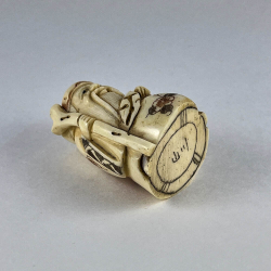 Статуэтка нэцкэ Дед с мешком риса и посохом