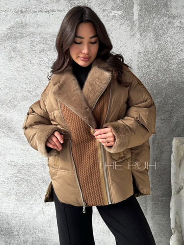 Коричневый пуховик с вязаными вставками и отделкой из меха