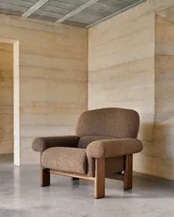 Кресло Cabana из серо-коричневого букле с ножками в отделке под орех