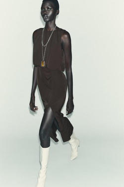 ZARA ПЛАТЬЕ МИДИ СО СБОРКАМИ НА ТАЛИИ, КОРИЧНЕВЫЙ