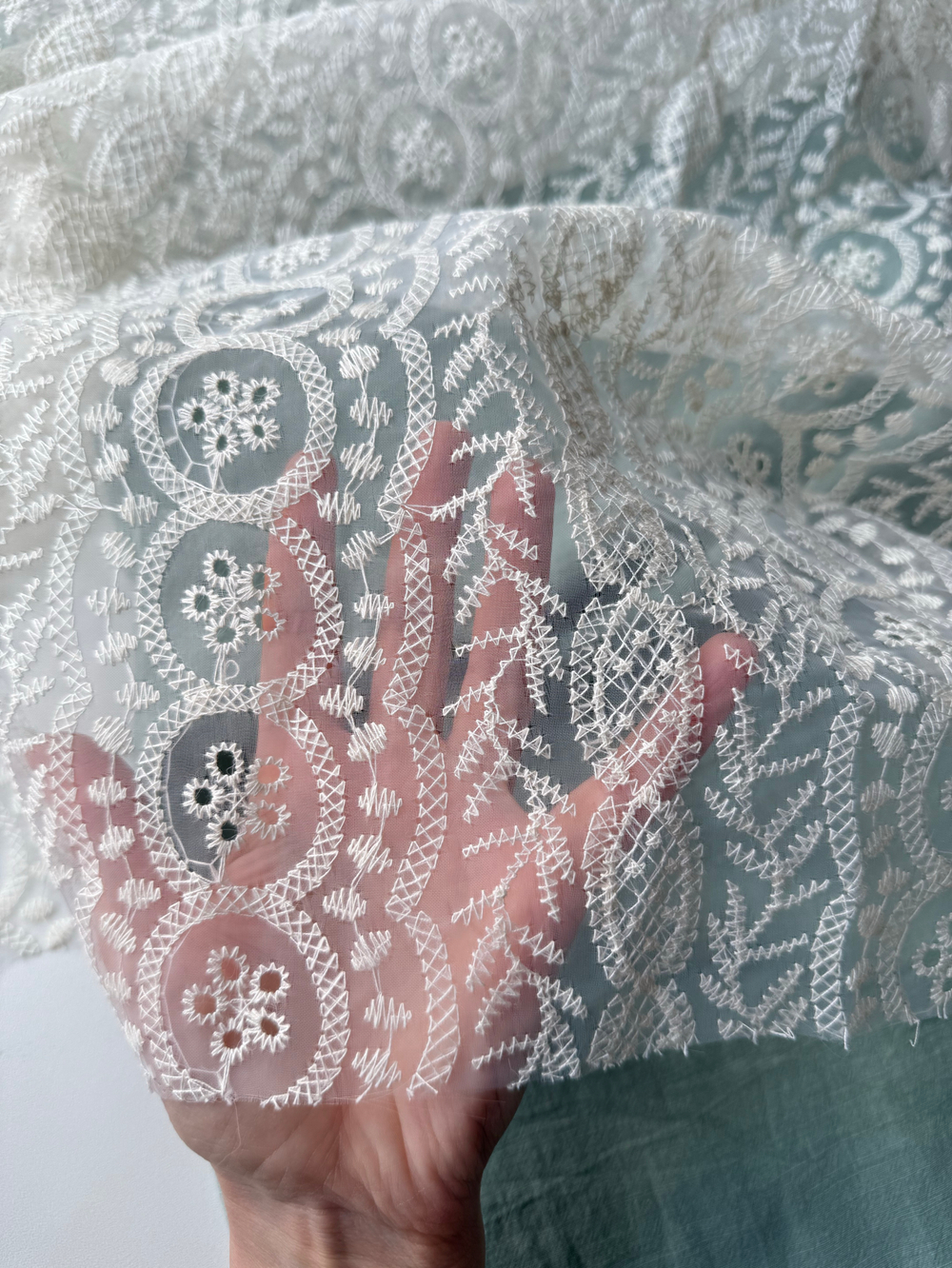 Вышивка Гармония на плотной сетке