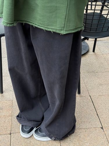 Широкие графитовые джинсы с защипами