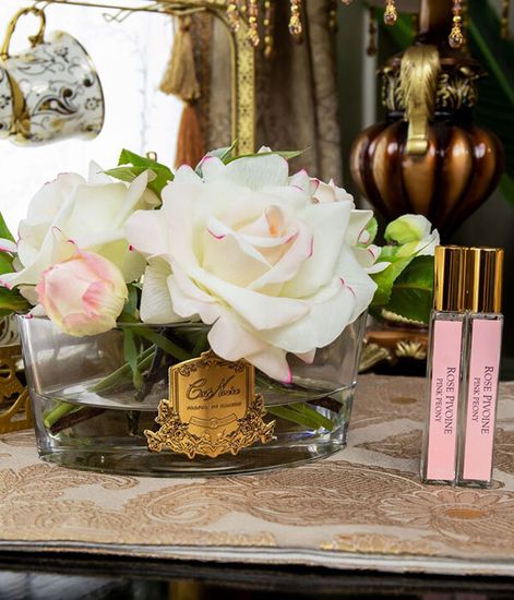 Светло-розовый букет роз в прозрачной овальной вазе и розовой коробке с золотом, Cote Noire