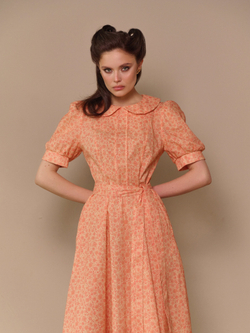 Платье с отложным воротником