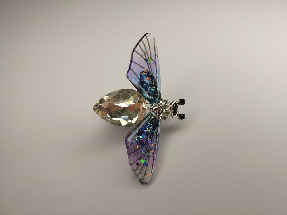 Брошь. Брошка. Муха. Цвет белая