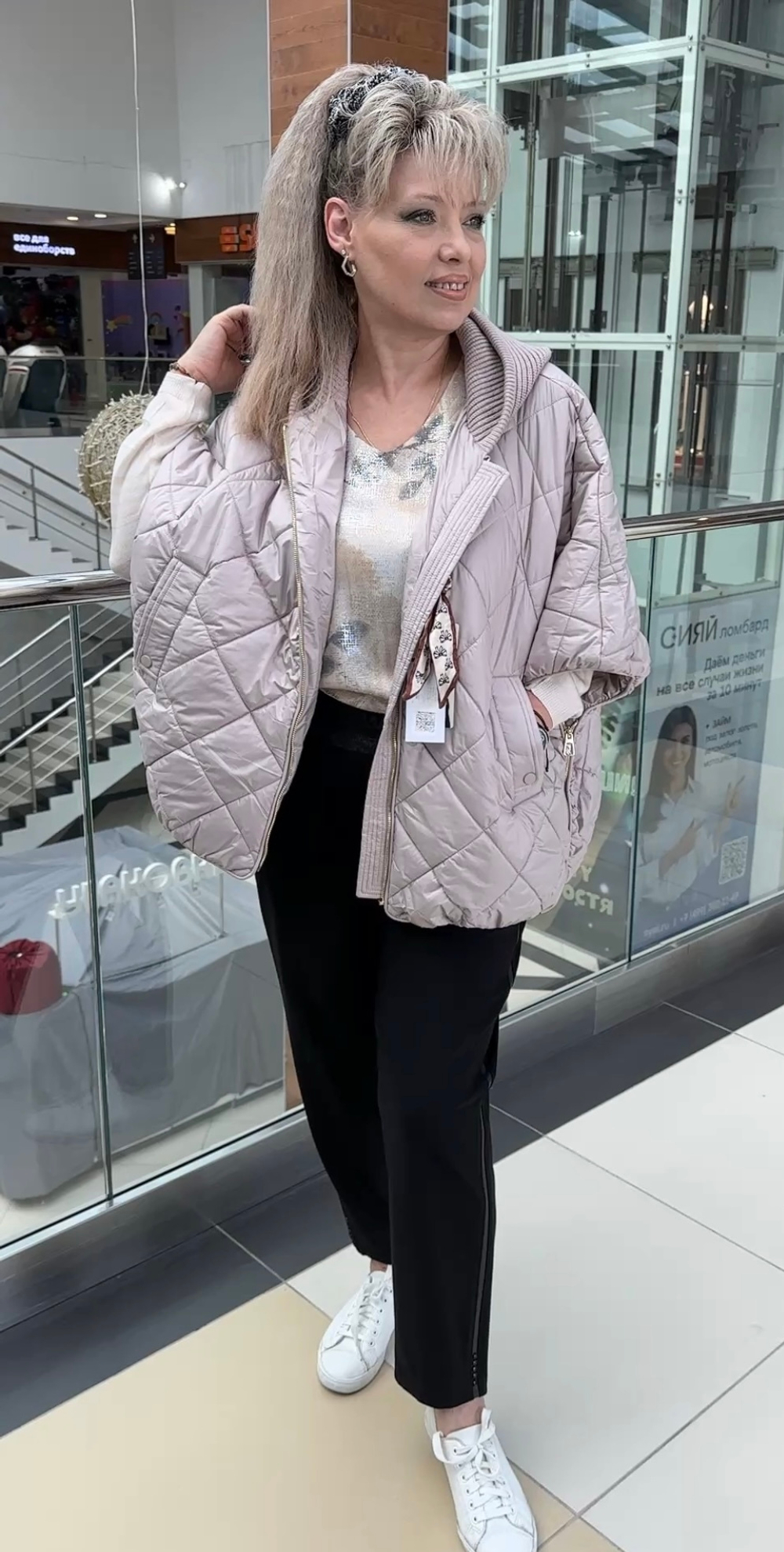 Светлый жилет на пуху с вязанным капюшоном