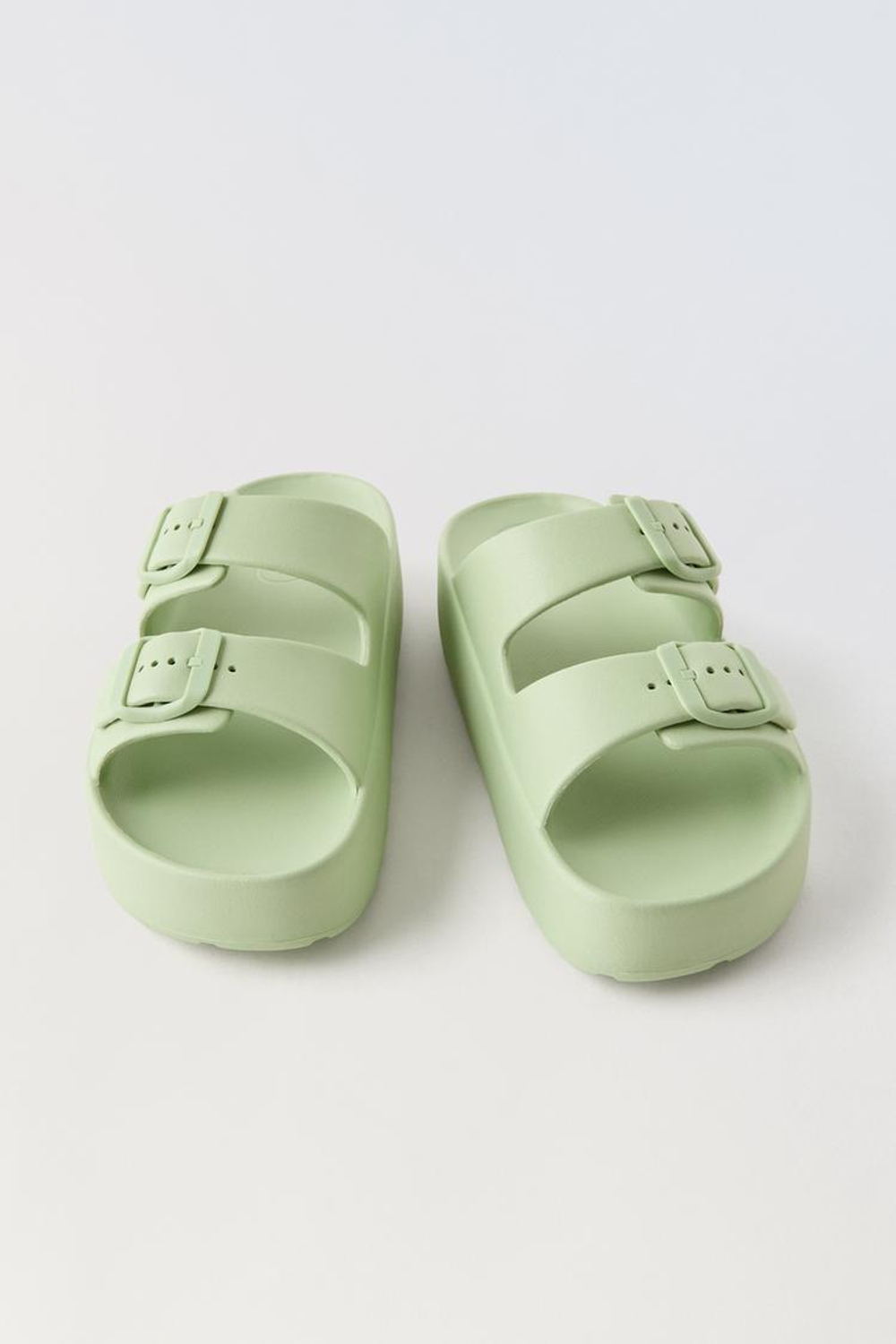 ZARA ШЛЕПАНЦЫ С ОБЪЕМНОЙ ПОДОШВОЙ И ПРЯЖКАМИ, ЗЕЛЕНЫЙ