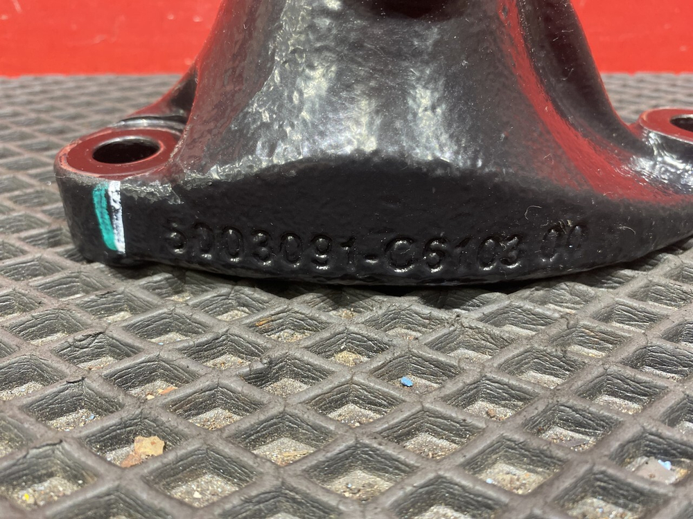 Кронштейн цилиндра подъема кабины 2024г