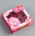 Коробка для 9 конфет Поздравляю. Пионы, 13.7×13.7×3.5 см