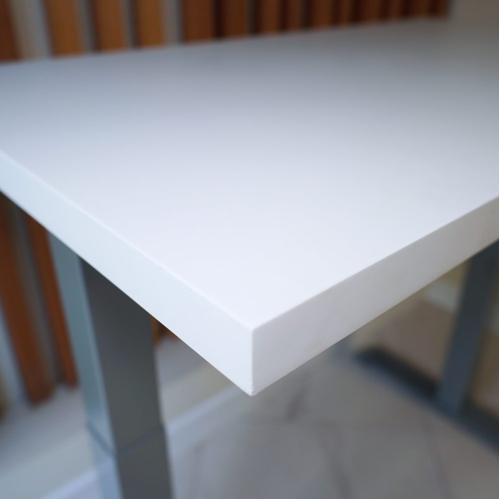 Регулируемый компьютерный стол Motor UP с регулировкой по высоте — столешница МДФ белый