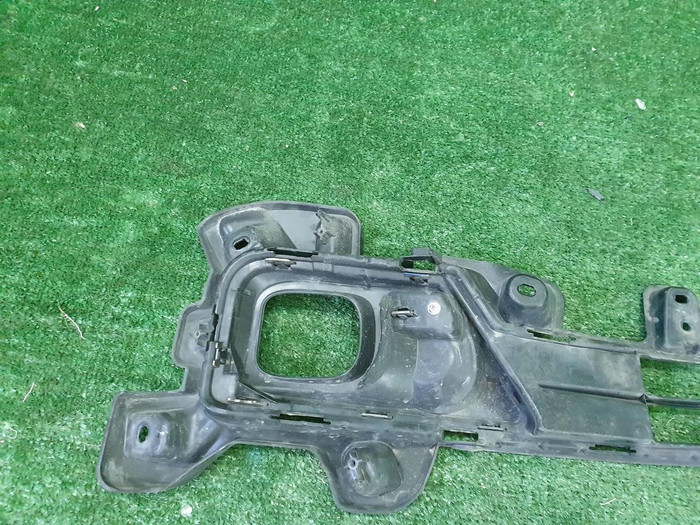 Решетка переднего бампера левая Toyota Land Cruiser 200 (2015-2021)