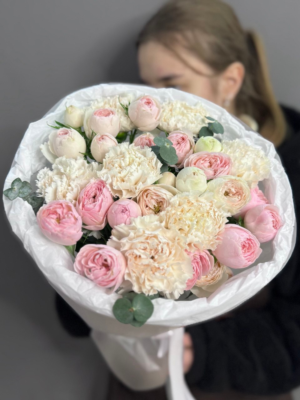 Дуо-букет с диантусами и кустовыми пионовидными розами сорта "Менсфилд Парк"