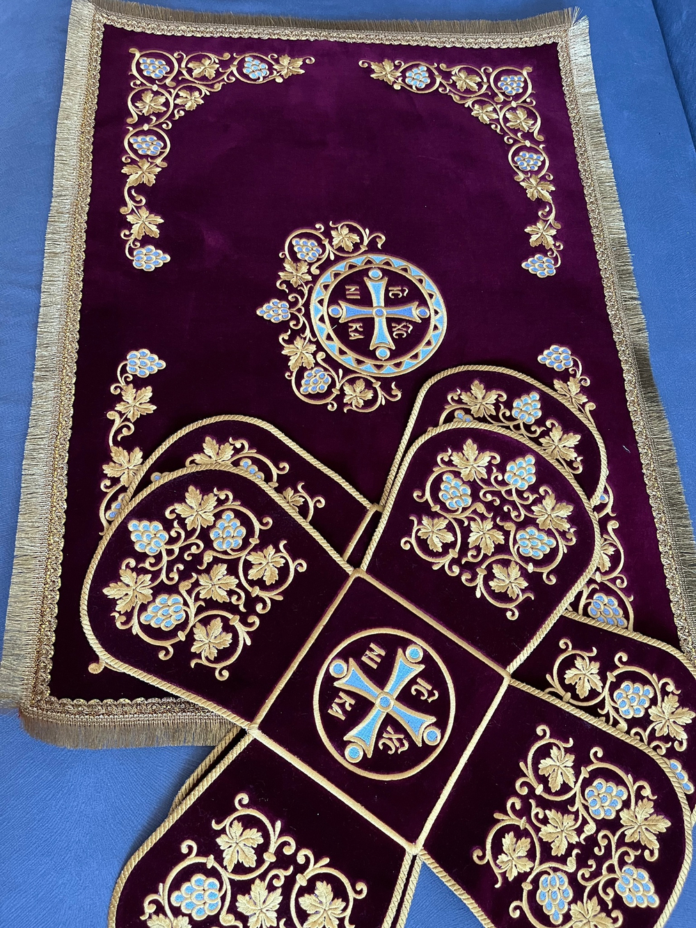 Бархатные покровцы с вышивкой бордо