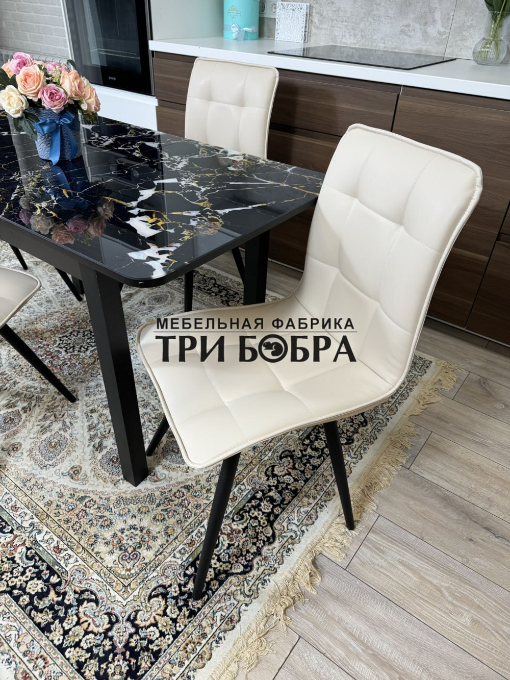 Стеклянный раздвижной стол "Черный мрамор" и стулья "ГУЧИ" ваниль