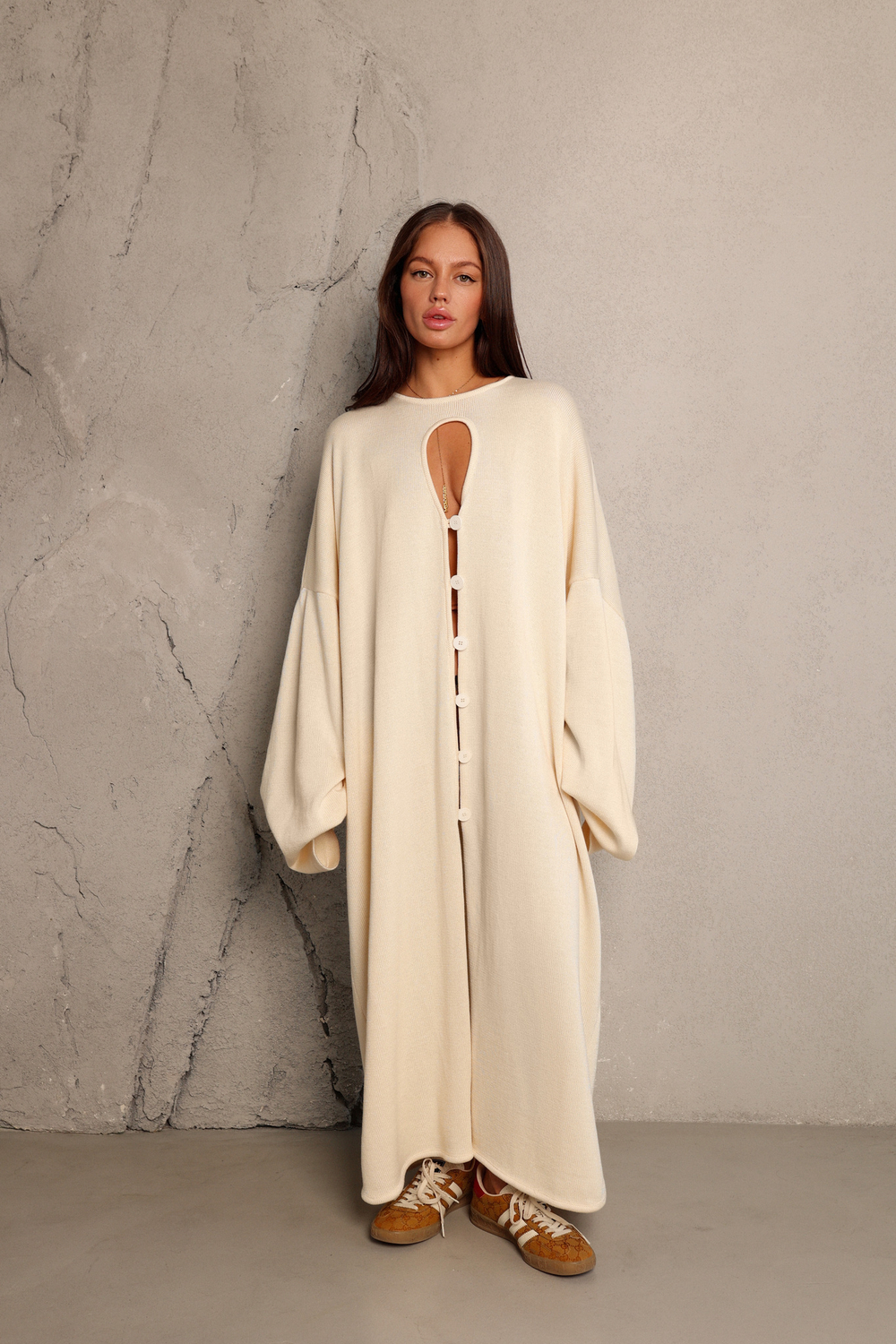 Джемпер-платье с вырезом на груди