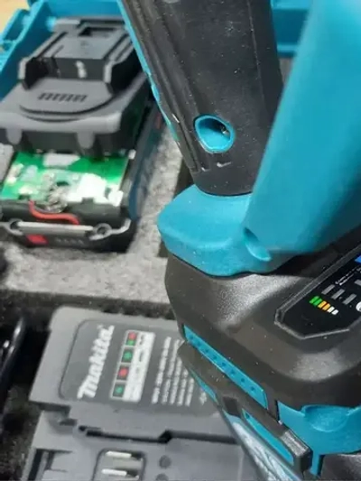 Гайковерт 3000нм аккумуляторный бесщеточный для грузовых автомобилей 2 акб 8 ампер кейс