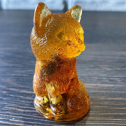 Котик сидит голову наклонил