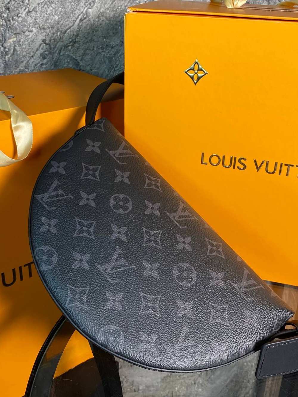 Сумка-мессенджер Louis Vuitton