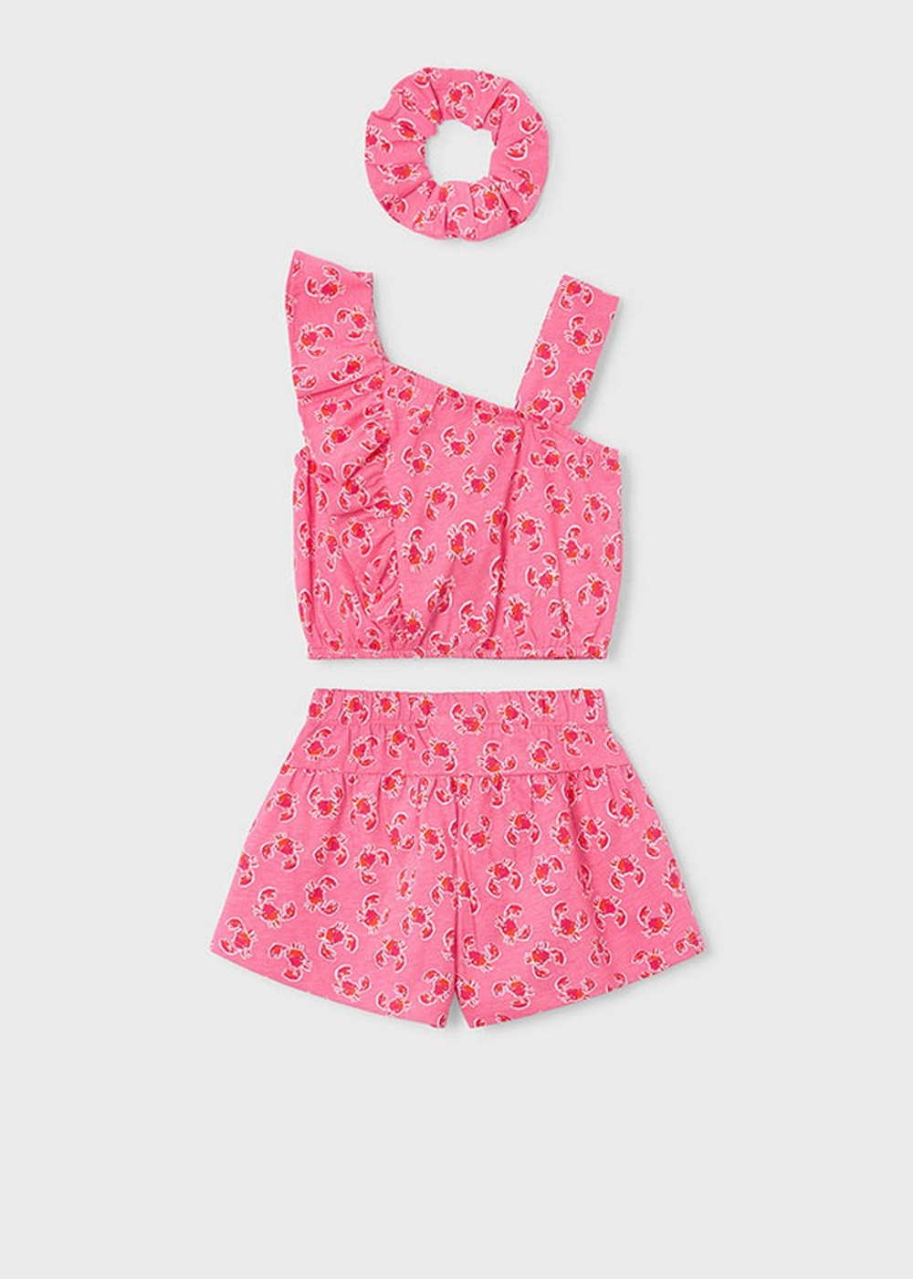 топ с шортами и резинкой для волос