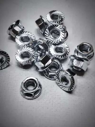 Гайка М4 с фланцем шестигранная, DIN6923 - 20 штук, стальная (оцинкованная) зубчатая, размер под ключ - 7мм