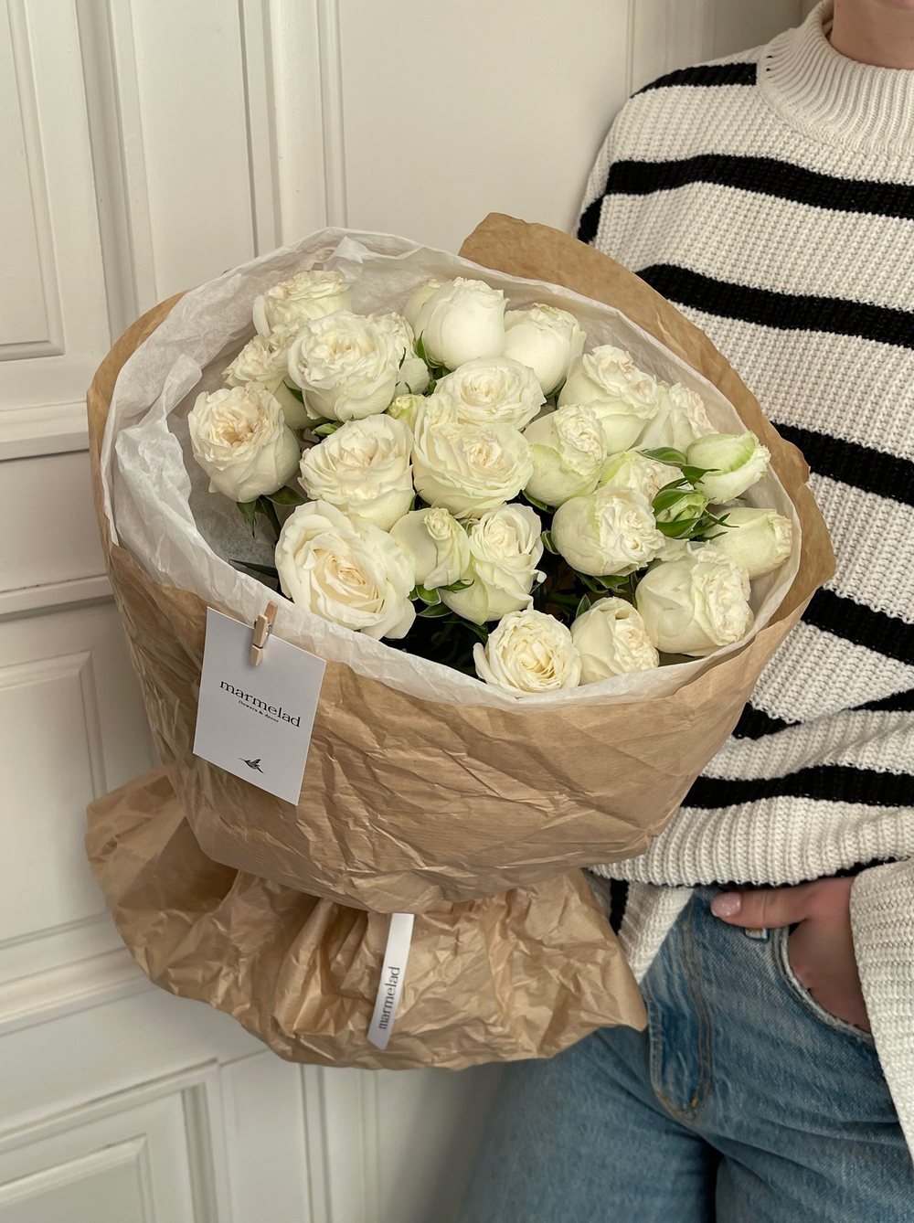 Моно букет из белой кустовой пионовидной розы