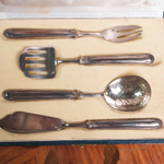 Сервировочный набор из четырех предметов в оригинальном футляре