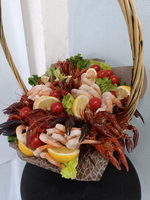 Корзина с раками и креветками