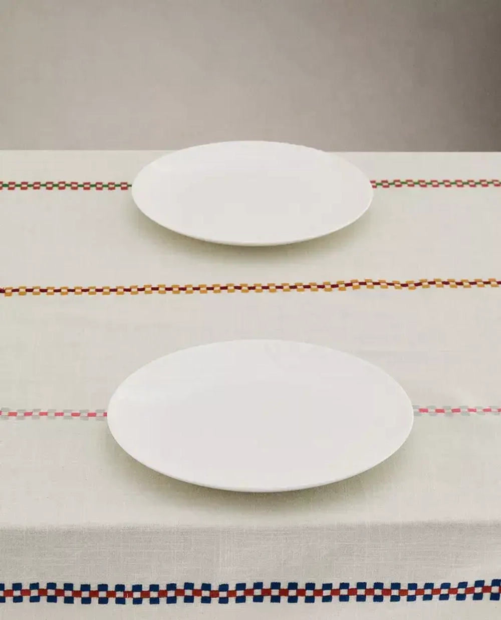 ZARA HOME ХЛОПКОВАЯ СКАТЕРТЬ С ВЫШИВКОЙ, БЕЛЫЙ/ЗЕЛЕНЫЙ