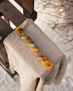 Носочная пряжа с добавлением шерсти "Лисий хвост" 20 г